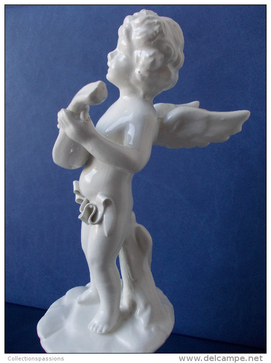 - Lot de 2 statuettes en porcelaine. Angelots musiciens -