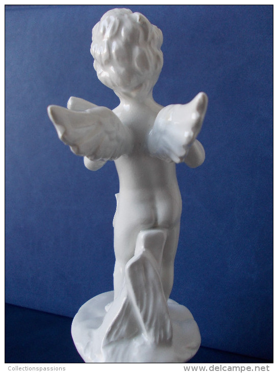 - Lot de 2 statuettes en porcelaine. Angelots musiciens -