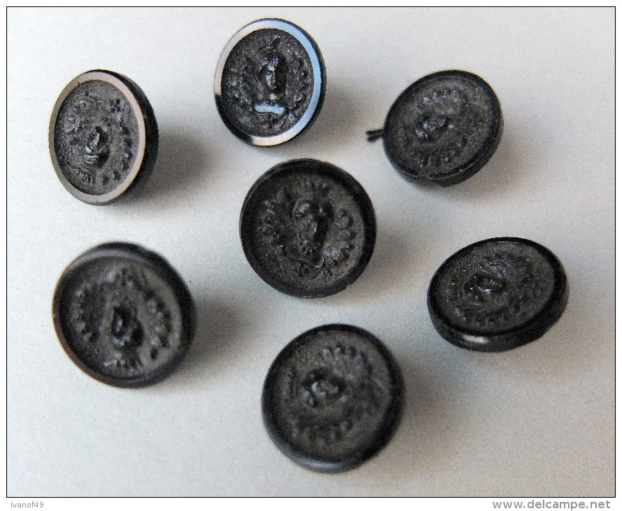 Lot De 7 Boutons  Anciens En Verre Jais Noir à Effigie Féminine - Buste De Femme Couronnée - Diamètre 1,5 Cm - Boutons