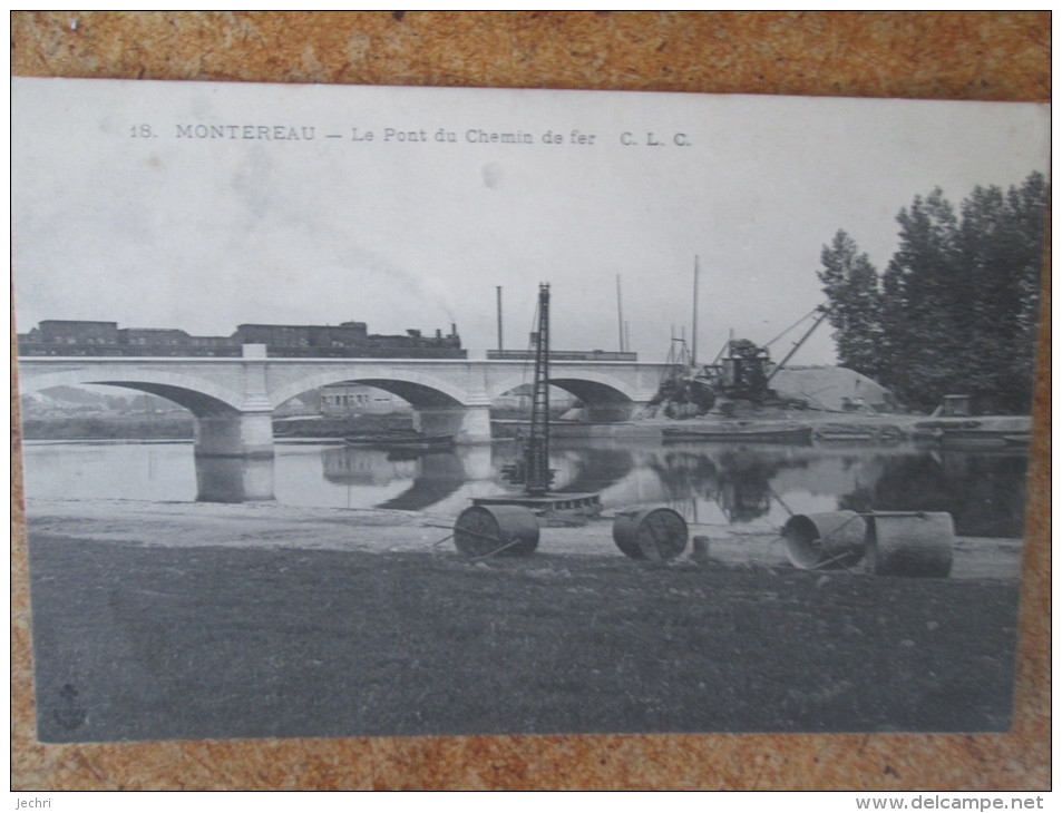 MONTEREAU.  LE PONT DU CHEMIN DE FER  TRAIN ET GRUE - Montereau