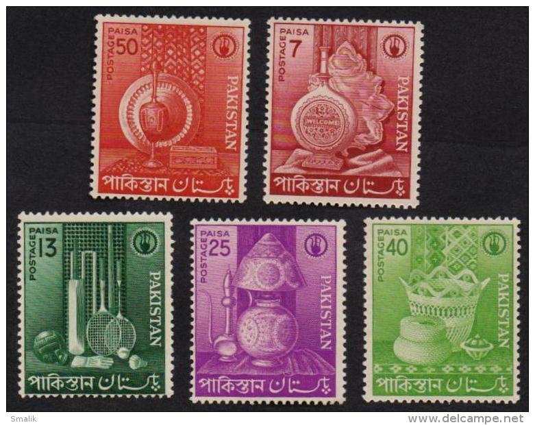 PAKISTAN 1962 - Small Industries, Cricket, Tennis Sports Goods, Handicrafts, Complete Set MNH - Pakistan