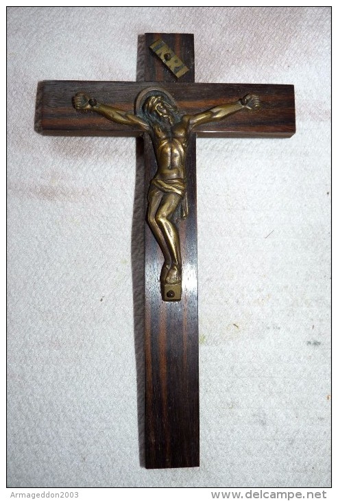 SUPERBE CRUCIFIX BOIS ET BRONZE PAS DE CHOCS NI RAYURE ETAT NEUF   20 X 12 Cm ENVIRON - Religion &  Esoterik