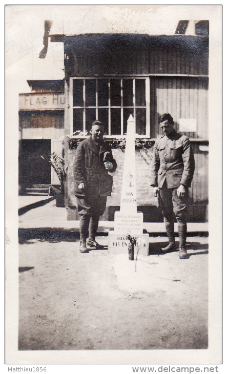 Photo 1918 BREST - Au Camp De Pontanezen ?, Sharp Et Lessinger Devant Un Monument Aux Morts (A132, Ww1, Wk 1) - Brest