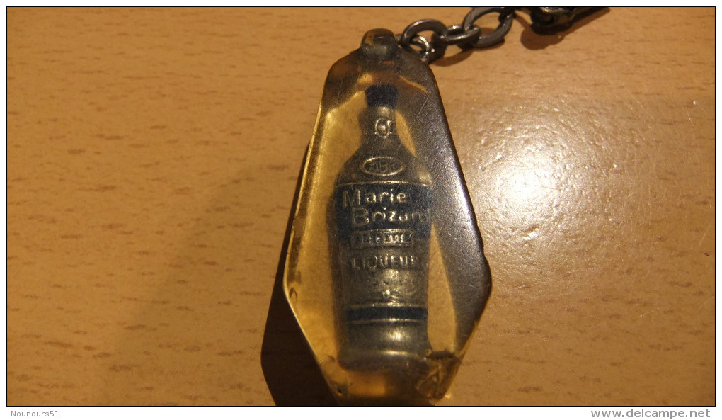 Années 60 Porte-clé  INCRUSTATION 1 Bouteille De Liqueur De MARIE BRIZARD - Porte-clefs