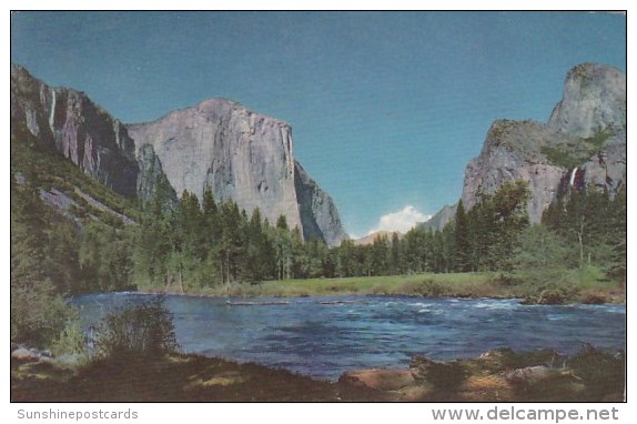 El Capitan Imposing Guardian Of The Entrance To Yosemite Valley In Yosemite National Park California - Yosemite