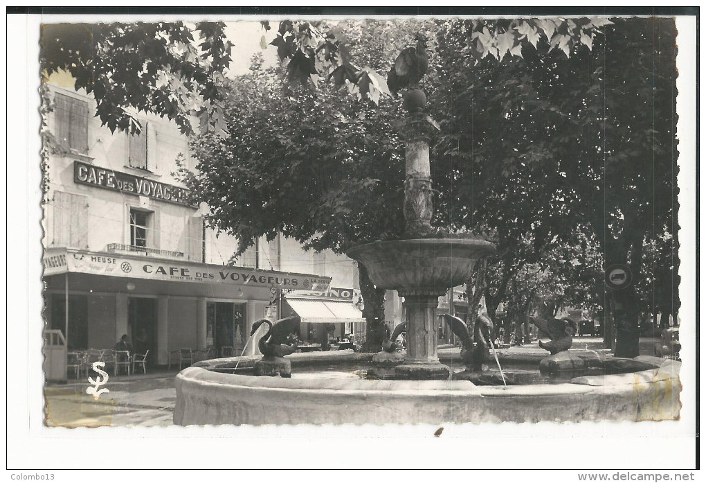 30  CPSM  PONT SAINT ESPRIT LES ALLEES ET LA FONTAINE DU COQ 1953 CAFE DES VOYAGEURS - Pont-Saint-Esprit