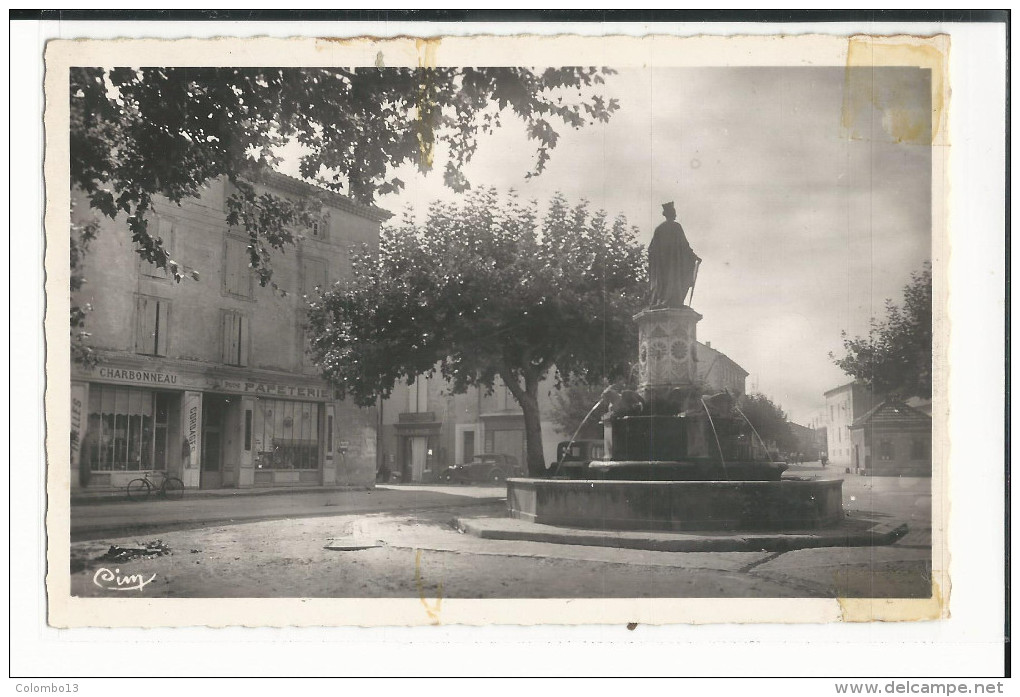 30  CPSM  PONT SAINT ESPRIT FONTAINE DE LA NAVIGATION ET AVENUE DE LA GARE  1958 PAPETERIE - Pont-Saint-Esprit