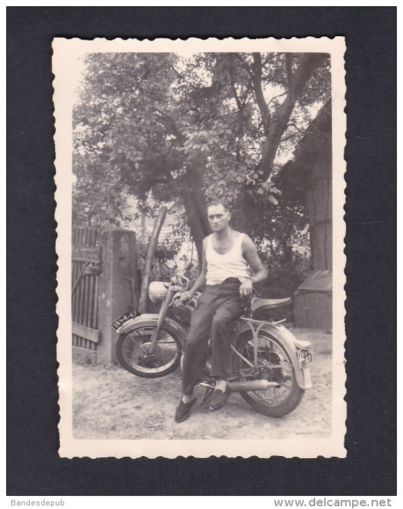 Petite Photo Originale Jeune Homme Et Moto à Identifier Immatriculée Dans Le Bas Rhin - Autres & Non Classés