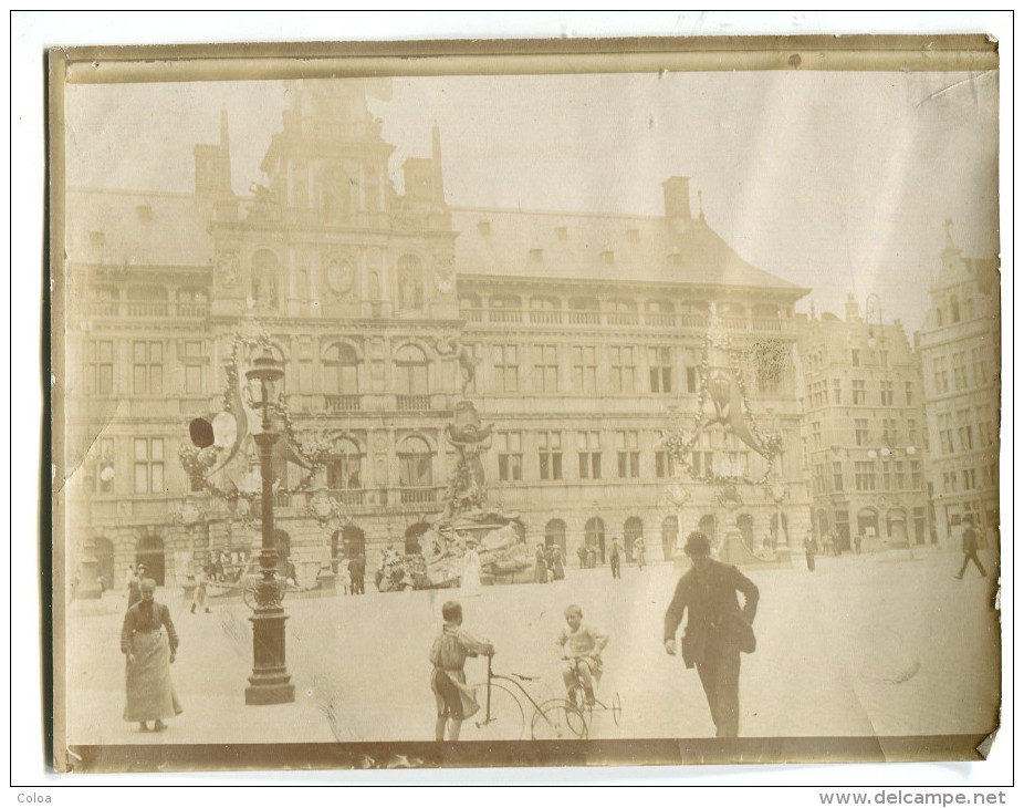 Photographie Privée ANVERS L'Hôtel De Ville Vers 1900 Enfants Avec Tricycles - Lieux