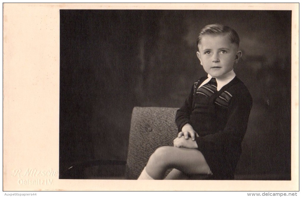 Carte Photo Originale Enfant - Portrait De Jeune Garçon En Juillet 1945 Assis Sur Un Fauteuil - Hans Perud 6 Ans - Personnes Identifiées