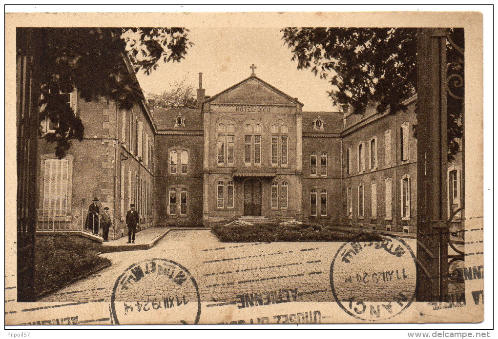 54 MONT SAINT MARTIN - L'Hôtel Dieu, Cour D'honneur - Mont Saint Martin