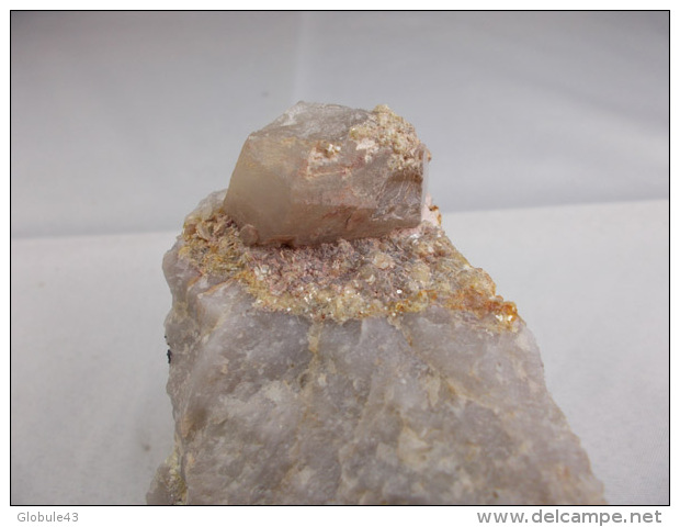 CASSITERITE SUR QUARTZ AUTRE COTE QUARTZ CRISTALISE AVEC CRISTAUX DE MUSCOVITE 7, X 3 X 5 CM MONTEBRAS - Minerals
