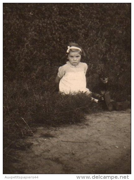 Photo Originale Enfant - Fillette Assise Dans La Jardin - - Anonymous Persons