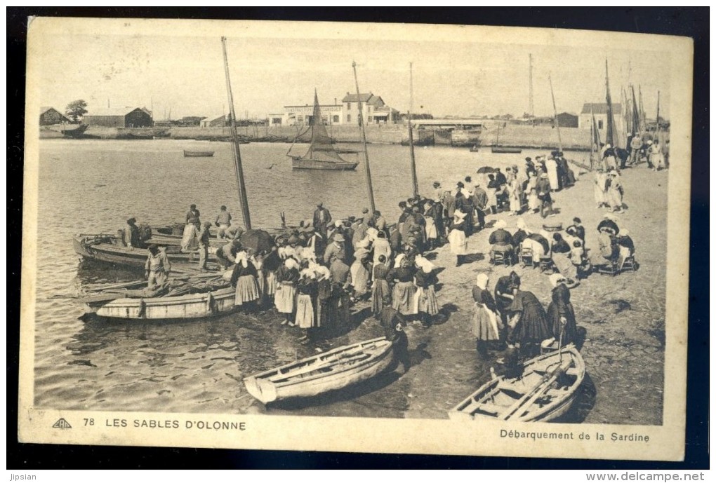 Cpa Du 85 Les Sables D' Olonne -- Débarquement De La Sardine    FEV16 2 - Sables D'Olonne