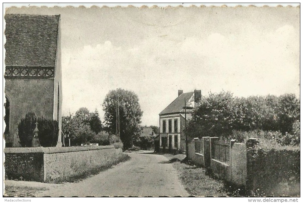 Normandel  (61.Orne)  Le Bourg Et Le Bureau De Tabac - Autres & Non Classés