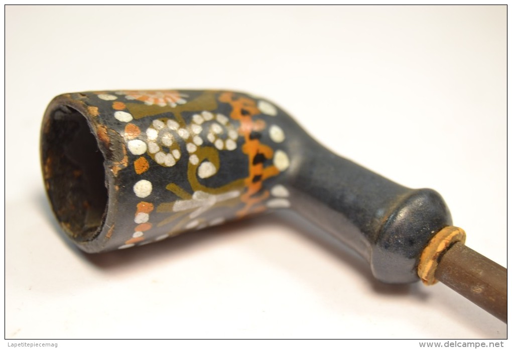 Ancienne Pipe En Terre Décorée - Porzellanpfeifen