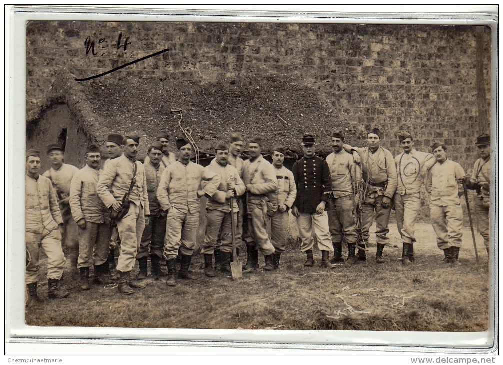 UN GROUPE AU TRAVAIL - CARTE PHOTO MILITAIRE - Personaggi