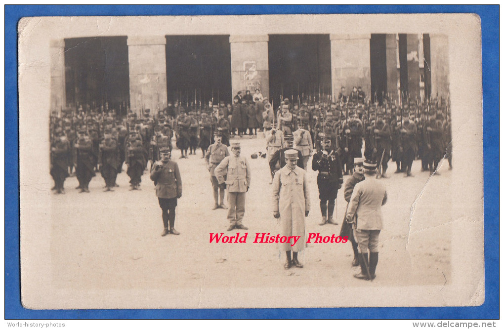 CPA Photo - Remise De Décoration à Identifier- Un Officier Remet Une Médaille à Un Poilu - WW1 Soldat Fusil à Baïonnette - Guerre 1914-18