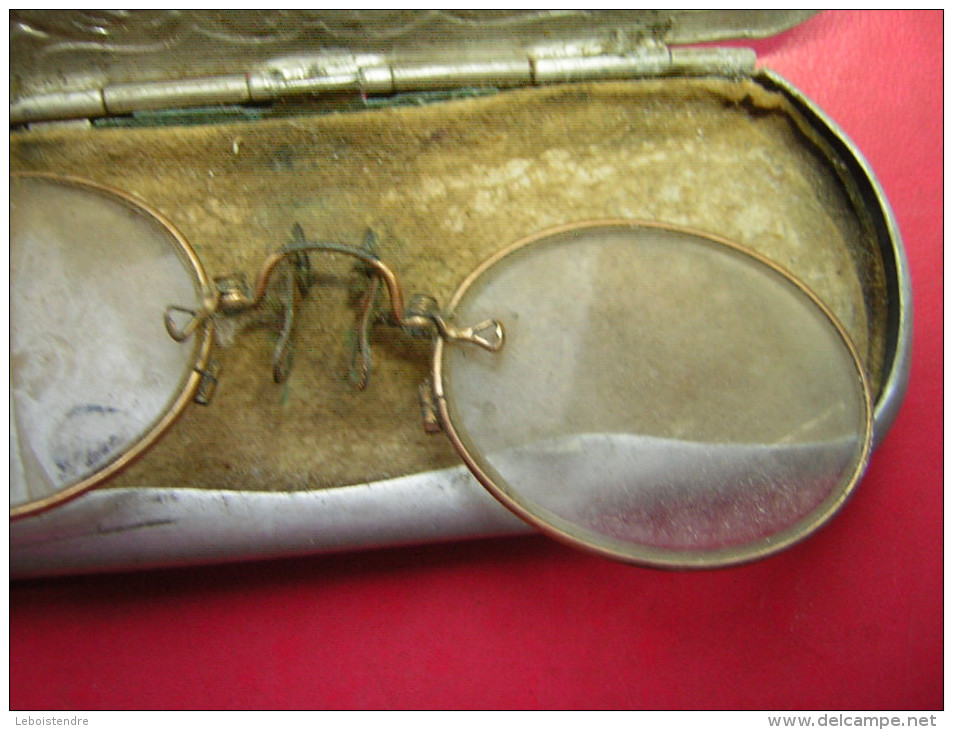 LUNETTES  UNE PAIRE DE LORGNON AVEC UN VERRE DE CASSE DANS SON ETUI EN ALUMIUM - Glasses