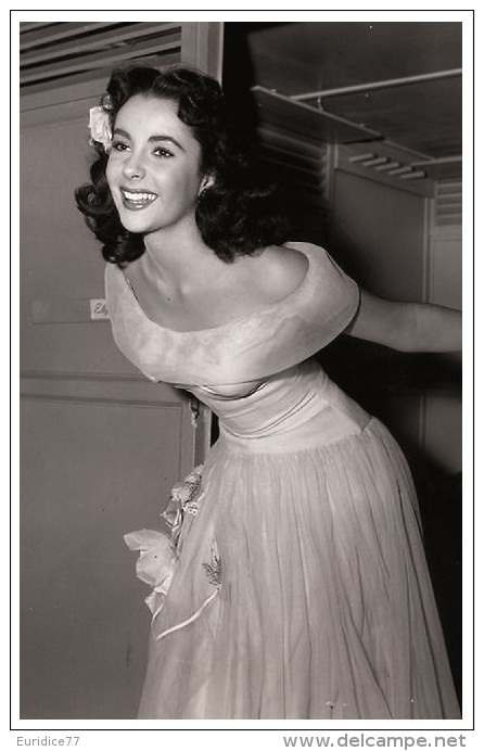 Sexy ELIZABETH TAYLOR  Actress PIN UP Postcard - Publisher RWP 2003 (05) - Artiesten