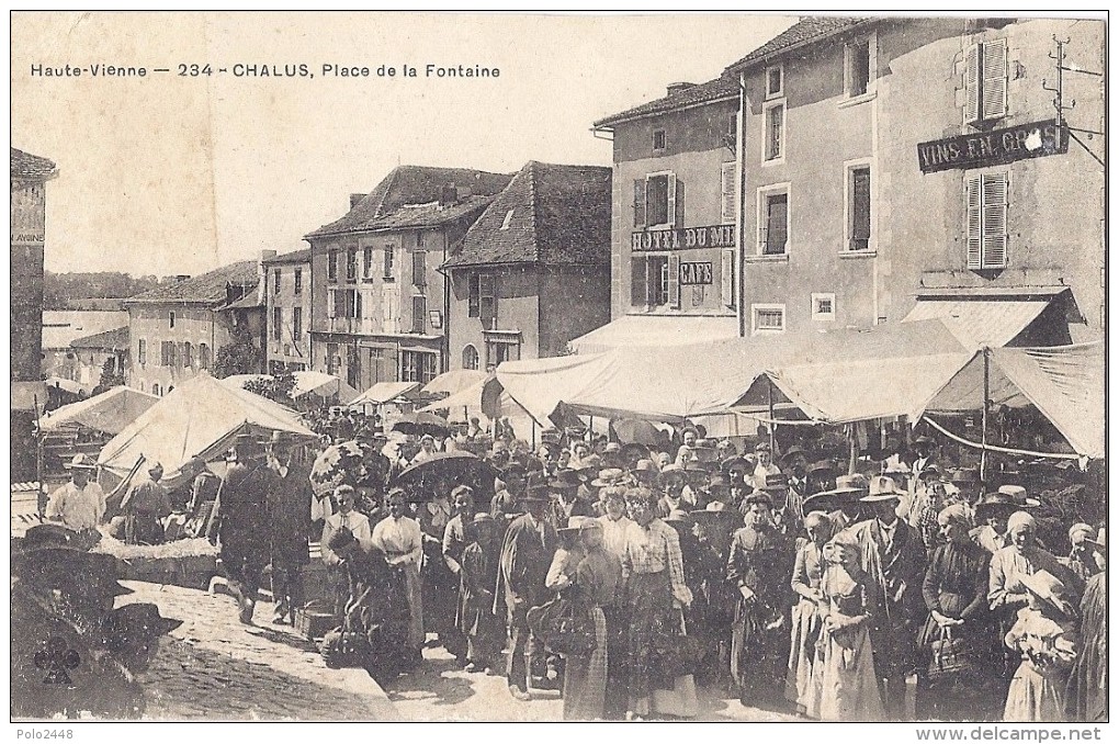 CPA - Chalus - Place De La Fontaine  ( En L´état ) - Chalus