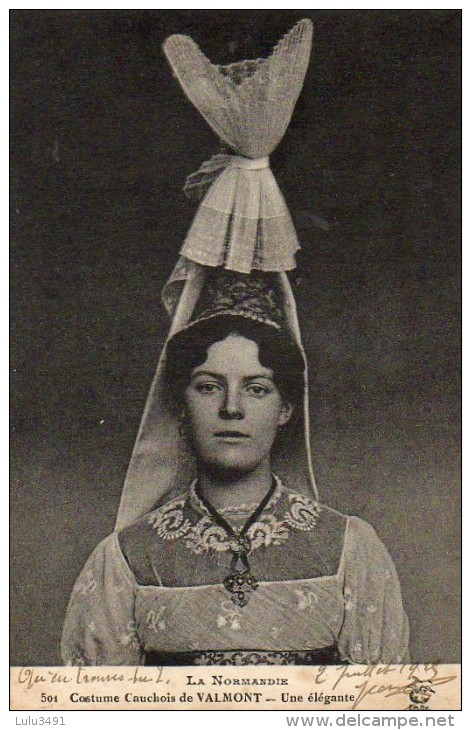 CPA - VALMONT (76) - Coiffes , Costumes Et Folklores Cauchois , Un élégante En 1905 - Valmont