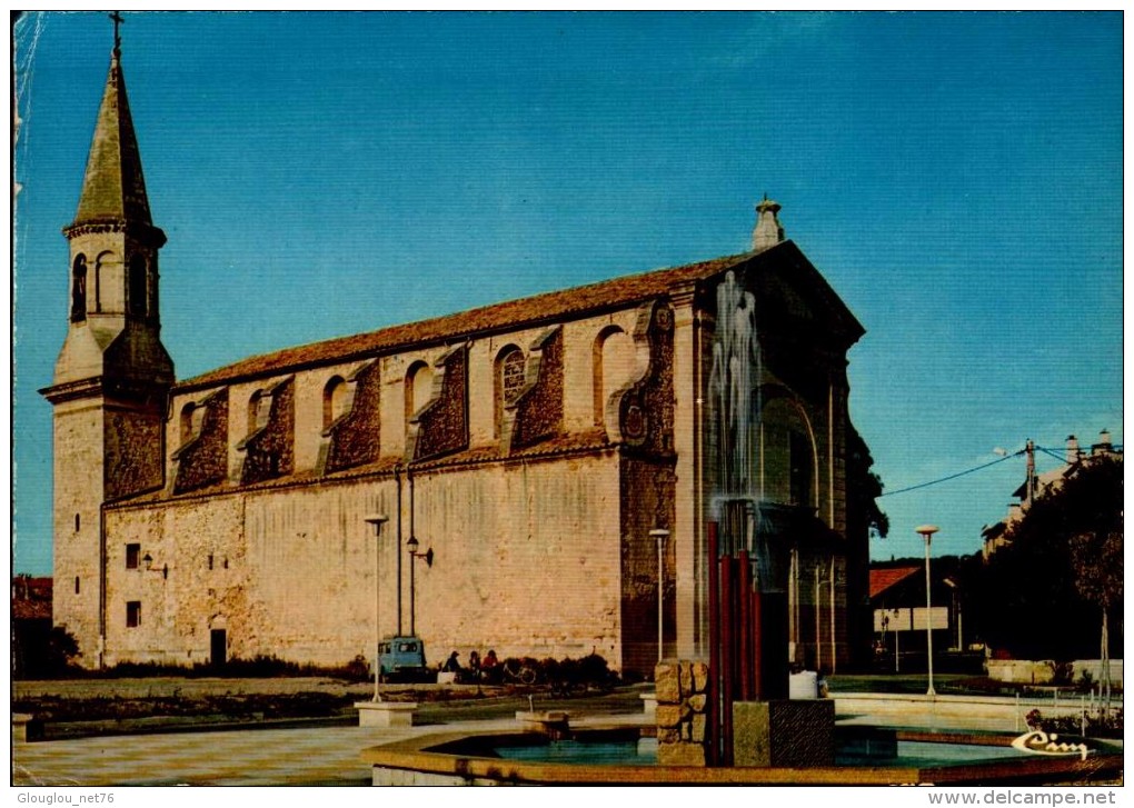 84-MORIERES LES AVIGNON..LA PLACE DE LA LIBERTE..L'EGLISE...CPM - Morieres Les Avignon