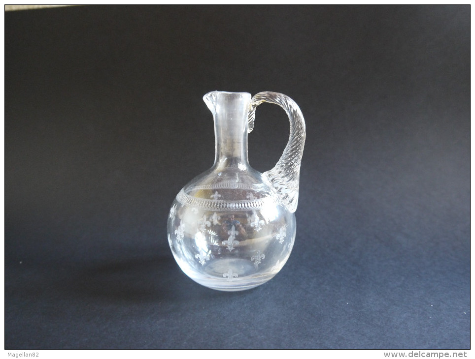 CARAFE EN CRISTAL.  FLEUR DE LYS . LIS. FLEUR ROYALE. - Verre & Cristal