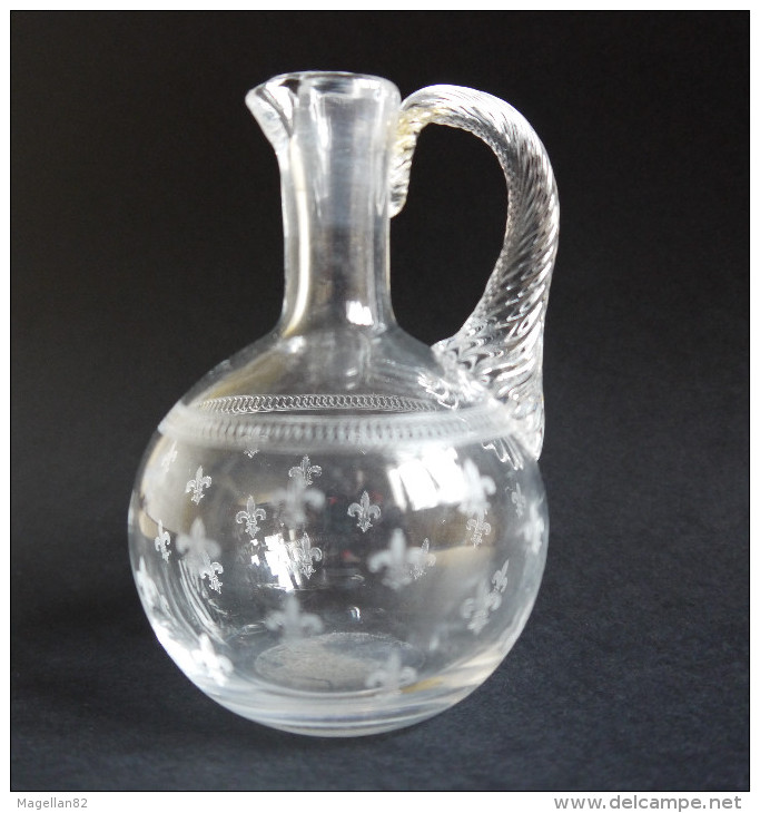 CARAFE EN CRISTAL.  FLEUR DE LYS . LIS. FLEUR ROYALE. - Verre & Cristal