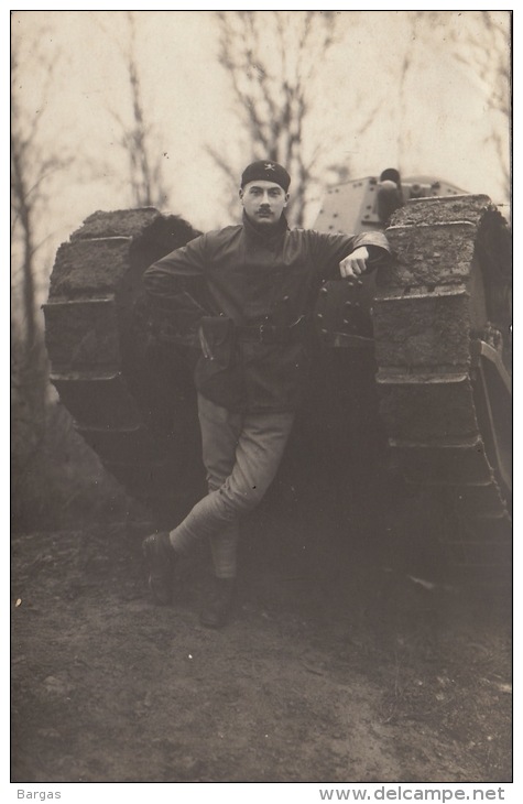 Carte Postale Photo Militaire Devant Un Char Tank - Guerra, Militari