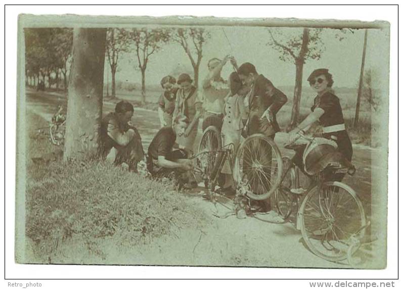 Photo Amateur, Cyclistes, Réparation D'un Vélo En Bord De Route - Cyclisme