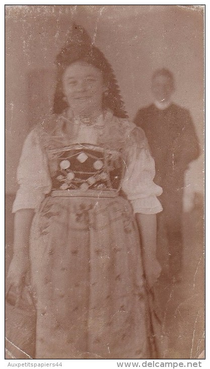 Photo Originale Costume - Femme En Costume Traditionnel En 1900 - A Identifier - Coiffe Et Homme En Arrière Plan - Métiers