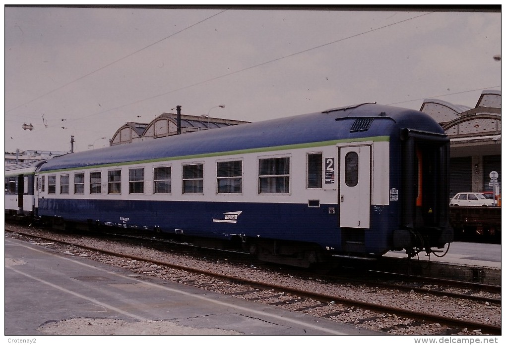 Photo Diapo Diapositive Train Wagon Locomotive Voiture Couchettes De 2ème Classe Le 23/06/1999 VOIR ZOOM - Diapositives