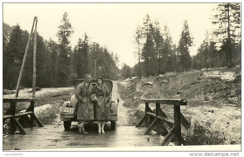 PHOTO AUTOMOBILE A L ARRET EN 1930 LORS DE LA PREMIERE NEIGE SUR LA ROUTE DU COL DU VAL LE 20/10/1930 - Automobiles