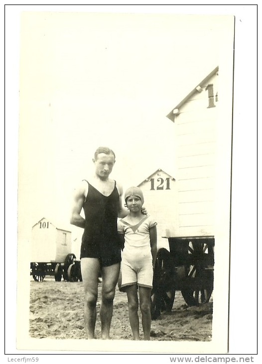 PHOTOGRAPHIE ANCIENNE PARENT ENFANT FILLES PLAGE MER MAILLOT DE BAIN CABINE - Personnes Anonymes