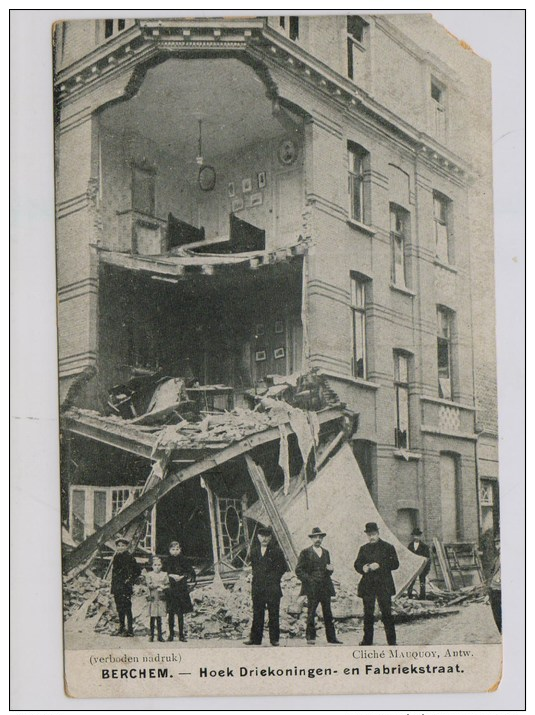 Antwerpen Berchem Kinderen En Wolwassenen  Bij Vernielde Hoek Driekoningen- En Fabriekstraat - Guerre 1914-18