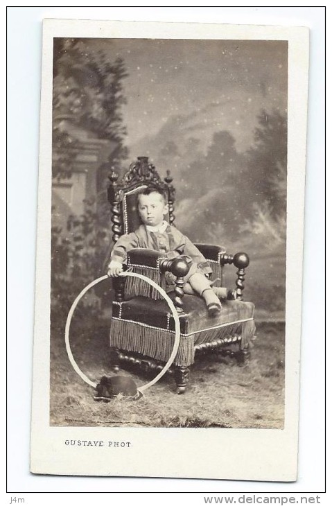 Ancienne Photo CDV Circa 1860 De GUSTAVE à LE MANS (72): Enfant De La Bourgeoisie Au Fauteuil Et Cerceau - Anciennes (Av. 1900)