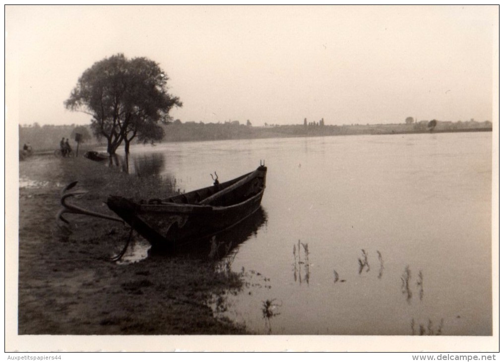 Photo Originale Barque De Rivière, Lac - Pêche, Barque En Bois Avec Gros Ancre - Paysage Sympa - - Bateaux