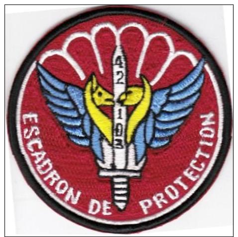 France Air Force 42nd Squadron Airborne Airbase 103 Cambrai-Epinoy Escadron The Protection Para 4 Inches - Scudetti In Tela