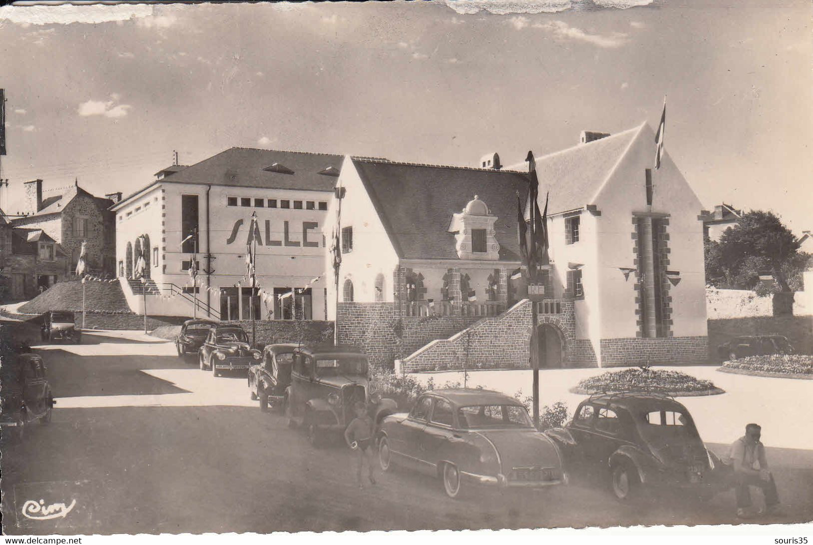 22 ERQUY Salle Des Fêtes Et Mairie Automobiles Panhard Et 4CV 1956 - Erquy