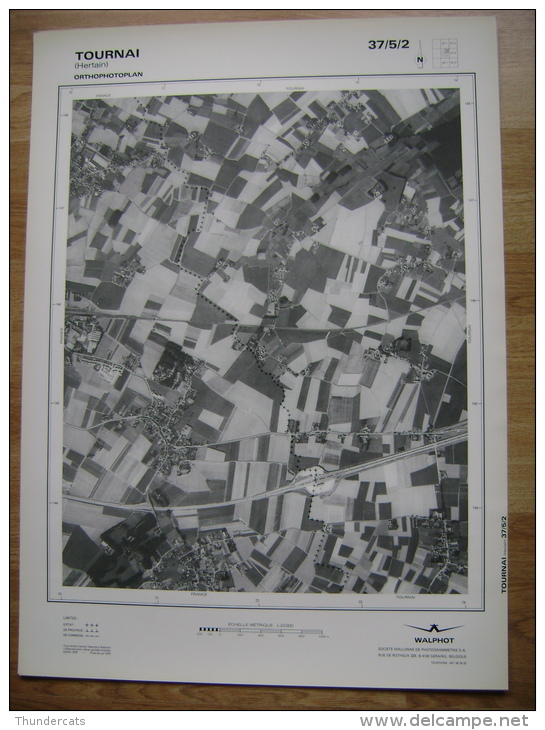 GRAND PHOTO VUE AERIENNE 66 Cm X 48 Cm De 1979  TOURNAI HERTAIN - Cartes Topographiques