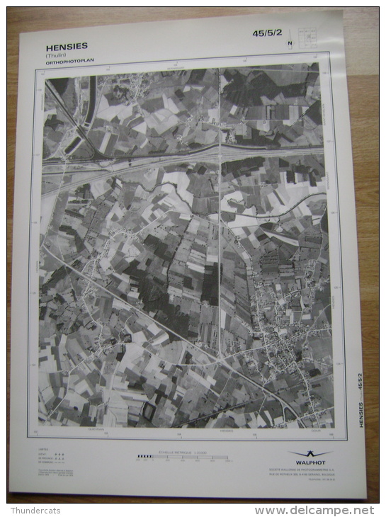 GRAND PHOTO VUE AERIENNE 66 Cm X 48 Cm De 1979  HENSIES THULIN - Cartes Topographiques