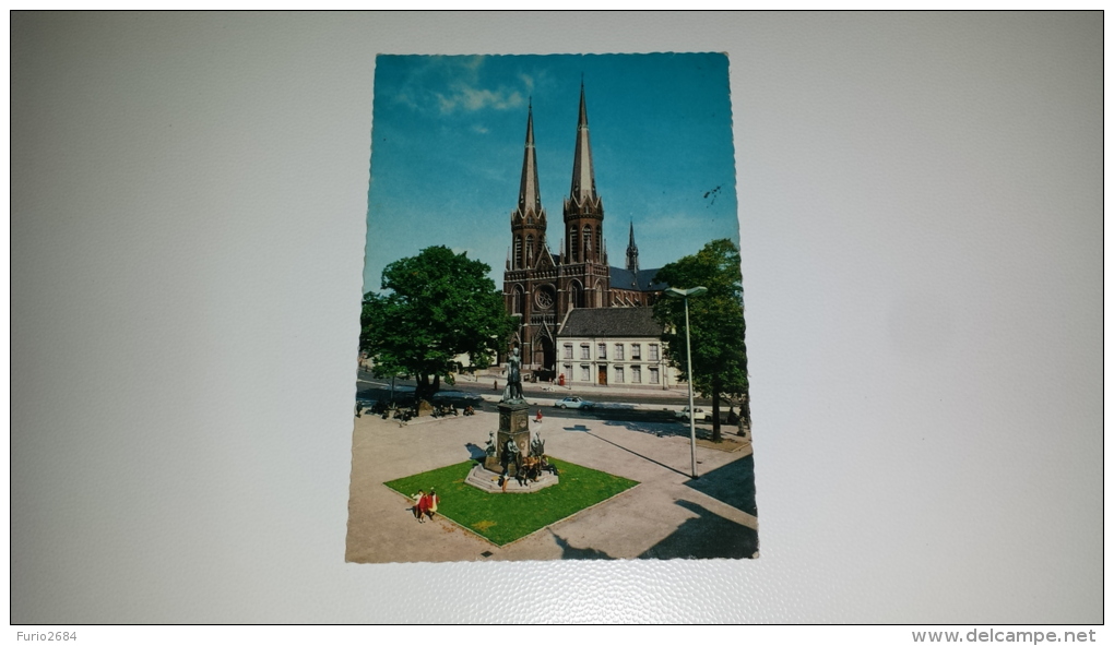 C-45983 TILBURG DE HEUVEL MET HET STANDBEELD VAN WILLEM II DE LINDEBOOM EN DE HEUVELSE KERK - Tilburg