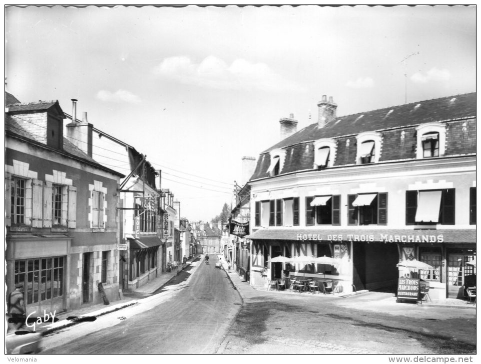 V503 Cpsm 41 Cour Cheverny - Place De L'Eglise Et Rue Nationale - Cheverny