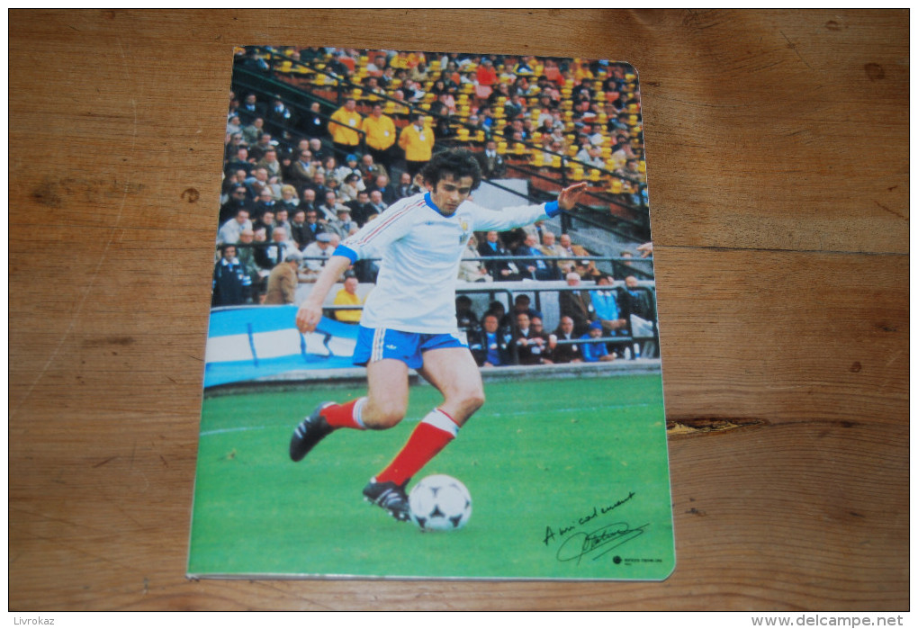 Cahier Format écolier Avec En Couverture Le Joueur De Football Michel Platini Avec Le Maillot De L'équipe De France, TBE - Sports