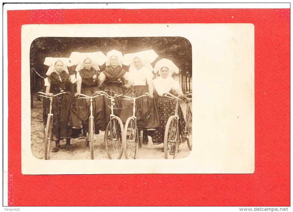 KOLKWITZ  Carte Photo  Animée Velo Bicyclette Groupe Femme Costume Folklore DEUX SCANNS - Kolkwitz