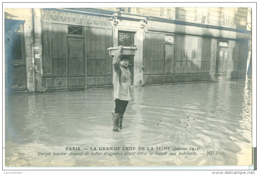 La Grande Crue De La Seine 1910 . Garçon Boucher Chaussé De Bottes D'égoutier Allant Livrer La Viande Aux Habitants - Inondations De 1910