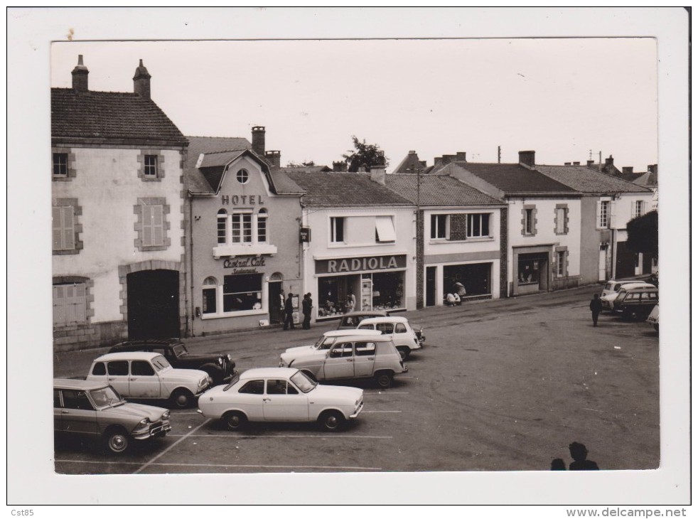 Carte Photo Moderne 1981 - LES LUCS SUR BOULOGNE - HOTEL CENTRALE CAFE RESTAURANT VIEILLE VOITURE ANCIENNE RENAULT 4 L - Les Lucs Sur Boulogne