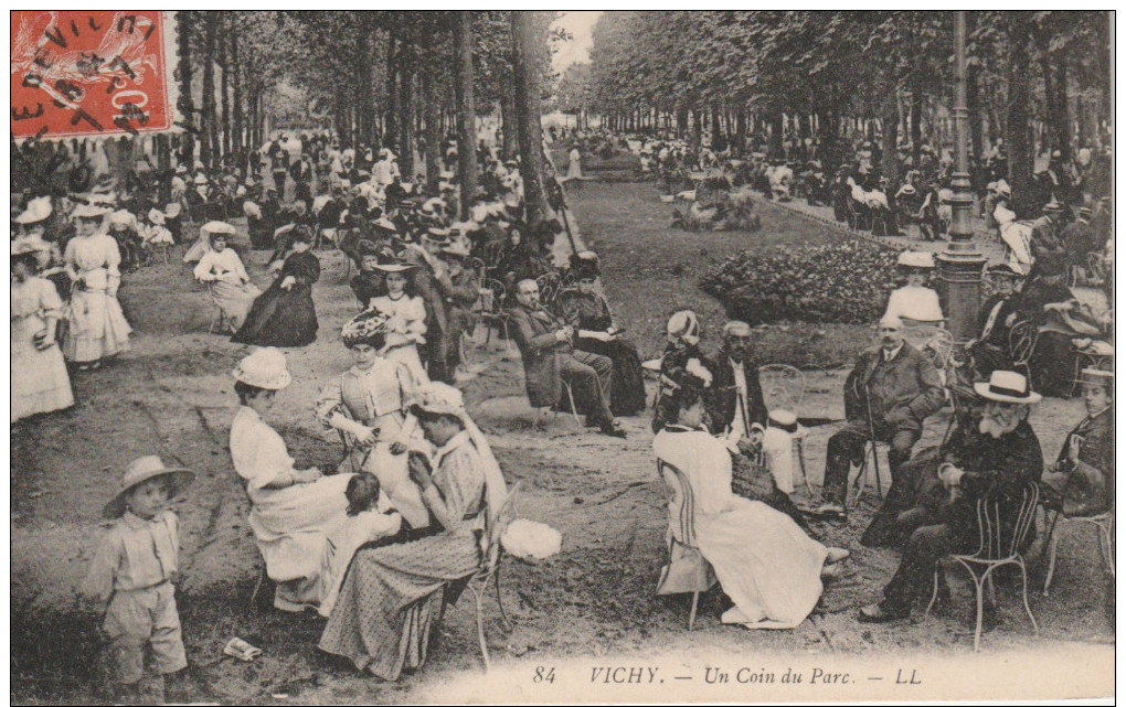 CPA Animée. VICHY "Allier 03" Allée Centrale Du Parc, Un Coin Du Parc Et Les Grandes Arcades - Vichy