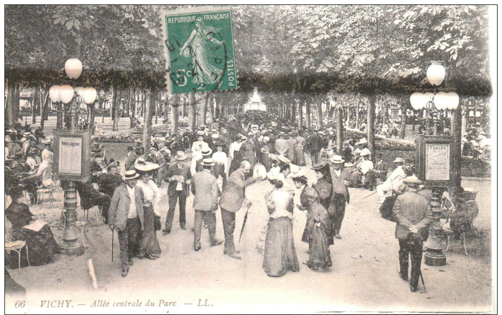 CPA Animée. VICHY "Allier 03" Allée Centrale Du Parc, Un Coin Du Parc Et Les Grandes Arcades - Vichy